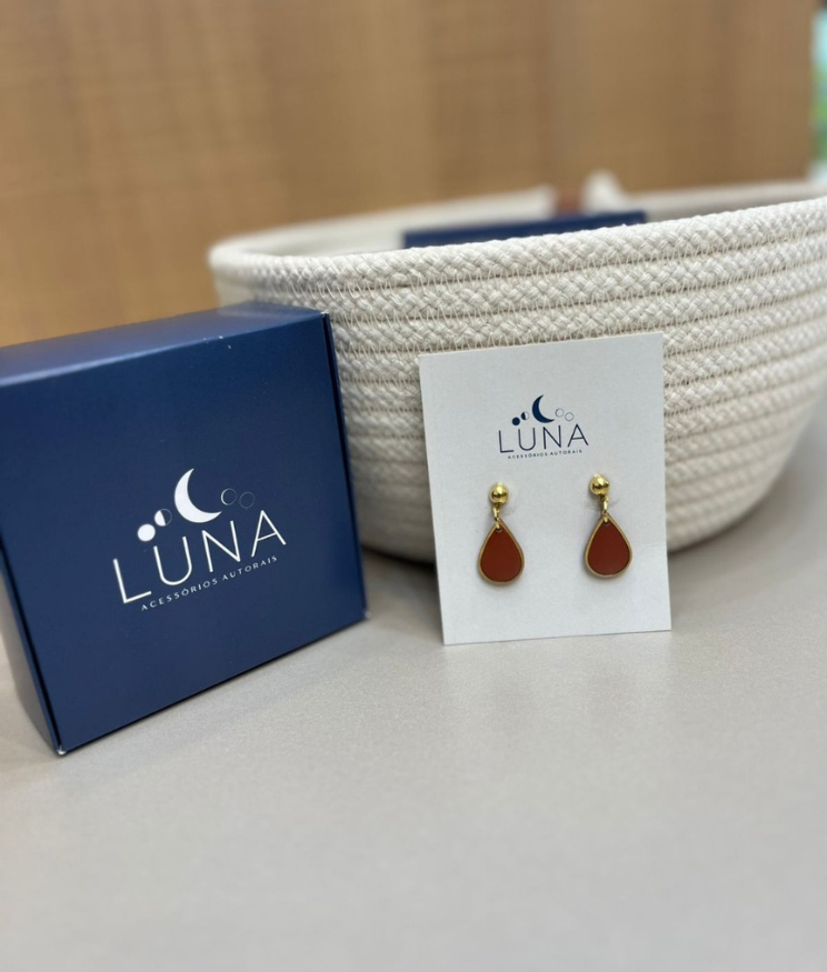 Brinco Elas Feminino – Antialérgico, Polcas banhadas a Ouro & Originalidade