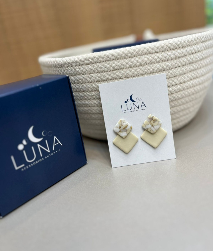 Brinco Laura Feminino – Estilo, Charme & Sofisticação